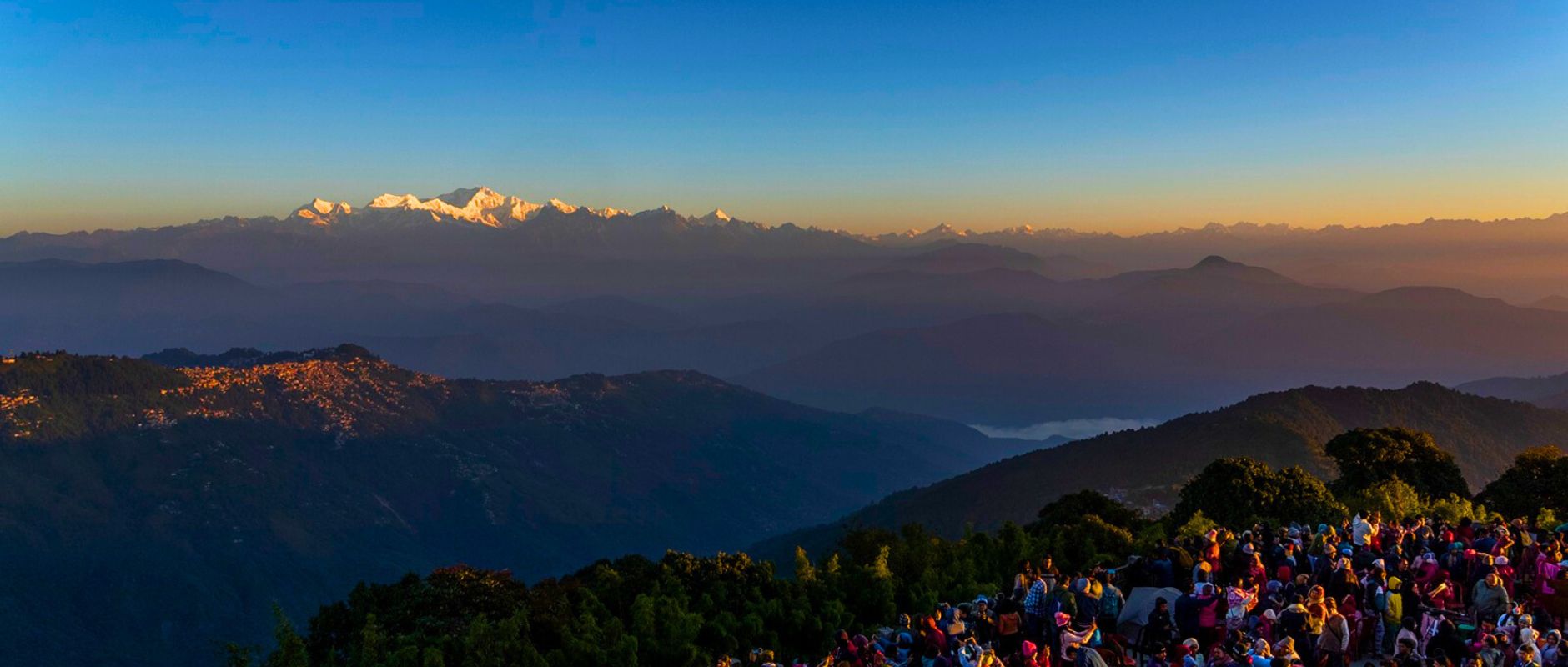 A group of traveler Sight Seeing in Darjeeling