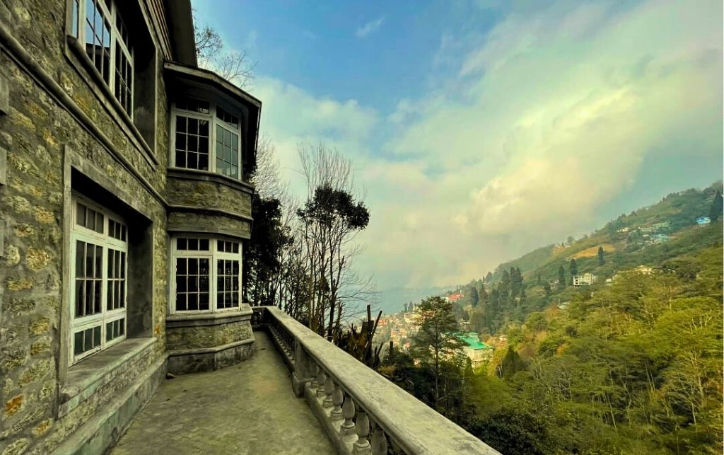 Front Courtyard View, Mixed Dorm with 10 beds at Trippers Hostel